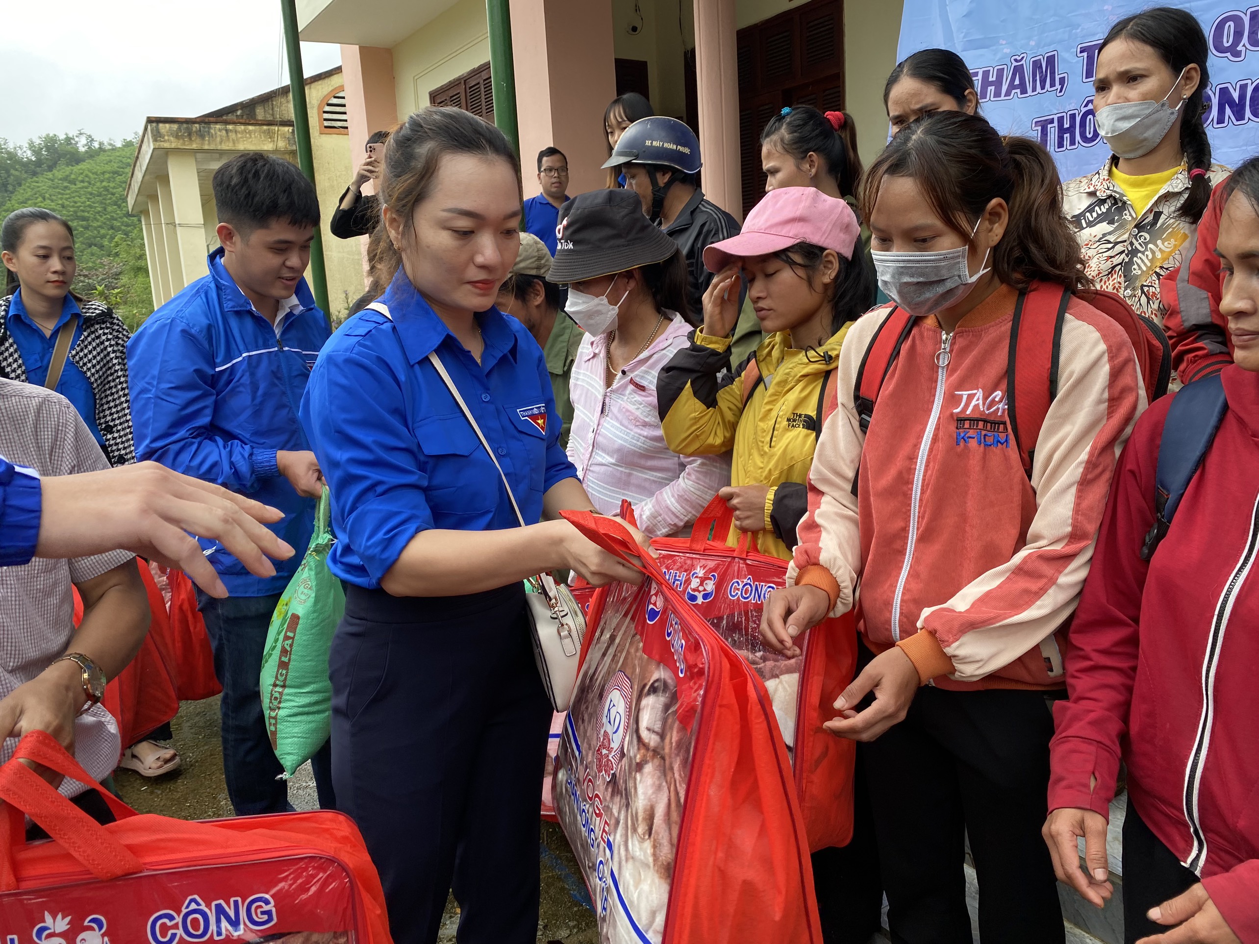 Trong tháng 12, Huyện đoàn Trà Bồng cũng phối hợp cơ quan, đơn vị tặng chăn ấm cho người dân các xã khó khăn của huyện. Ảnh: HUYỆN ĐOÀN TRÀ BỒNG Trong tháng 12, Huyện đoàn Trà Bồng cũng phối hợp cơ quan, đơn vị tặng chăn ấm cho người dân các xã khó khăn của huyện. Ảnh: HUYỆN ĐOÀN TRÀ BỒNG