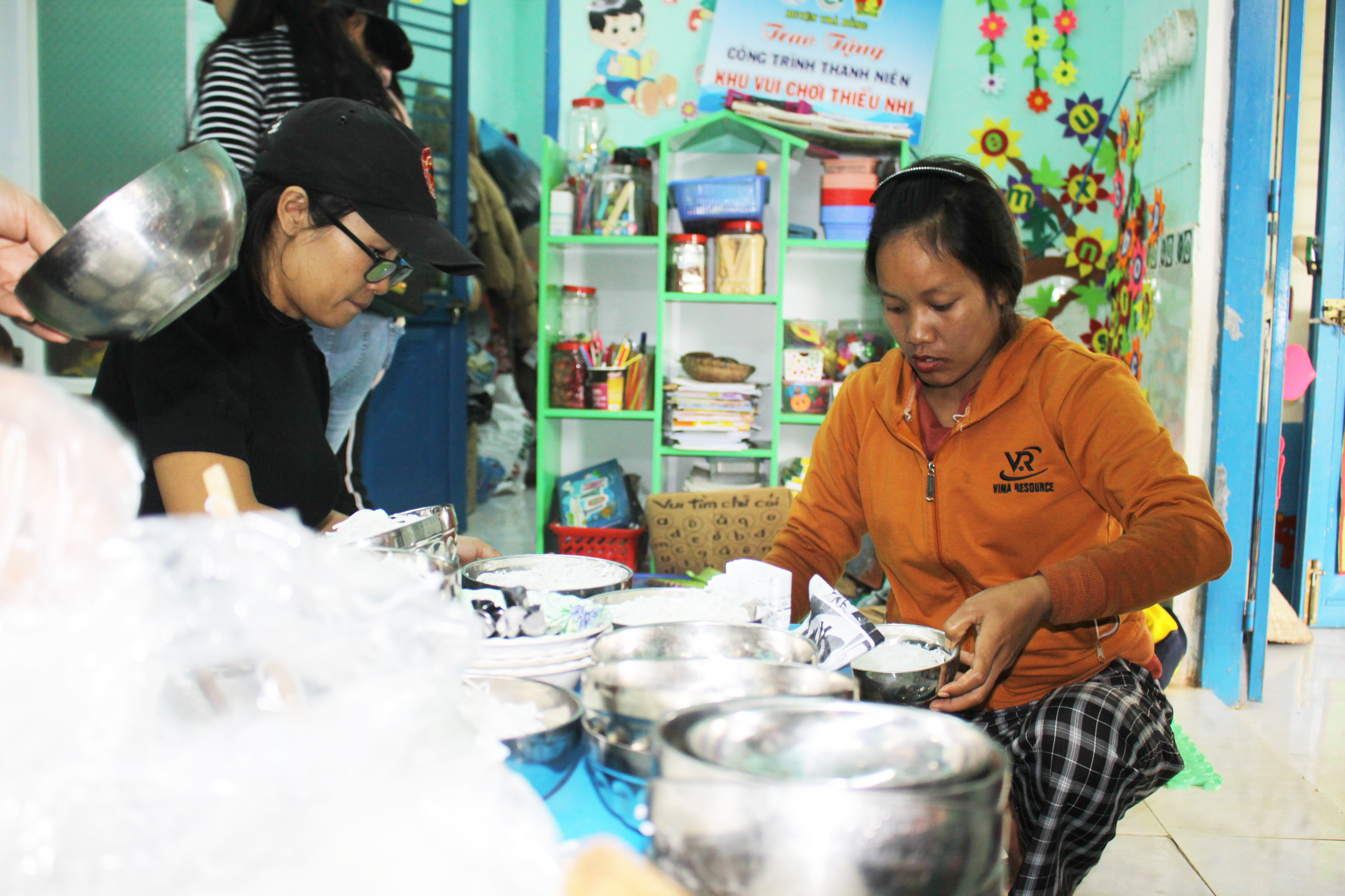 Chương trình tổ chức nấu bữa ăn trưa cho các em tại điểm trường. Ảnh: NGUYỄN TRANG Chương trình tổ chức nấu bữa ăn trưa cho các em tại điểm trường. Ảnh: NGUYỄN TRANG