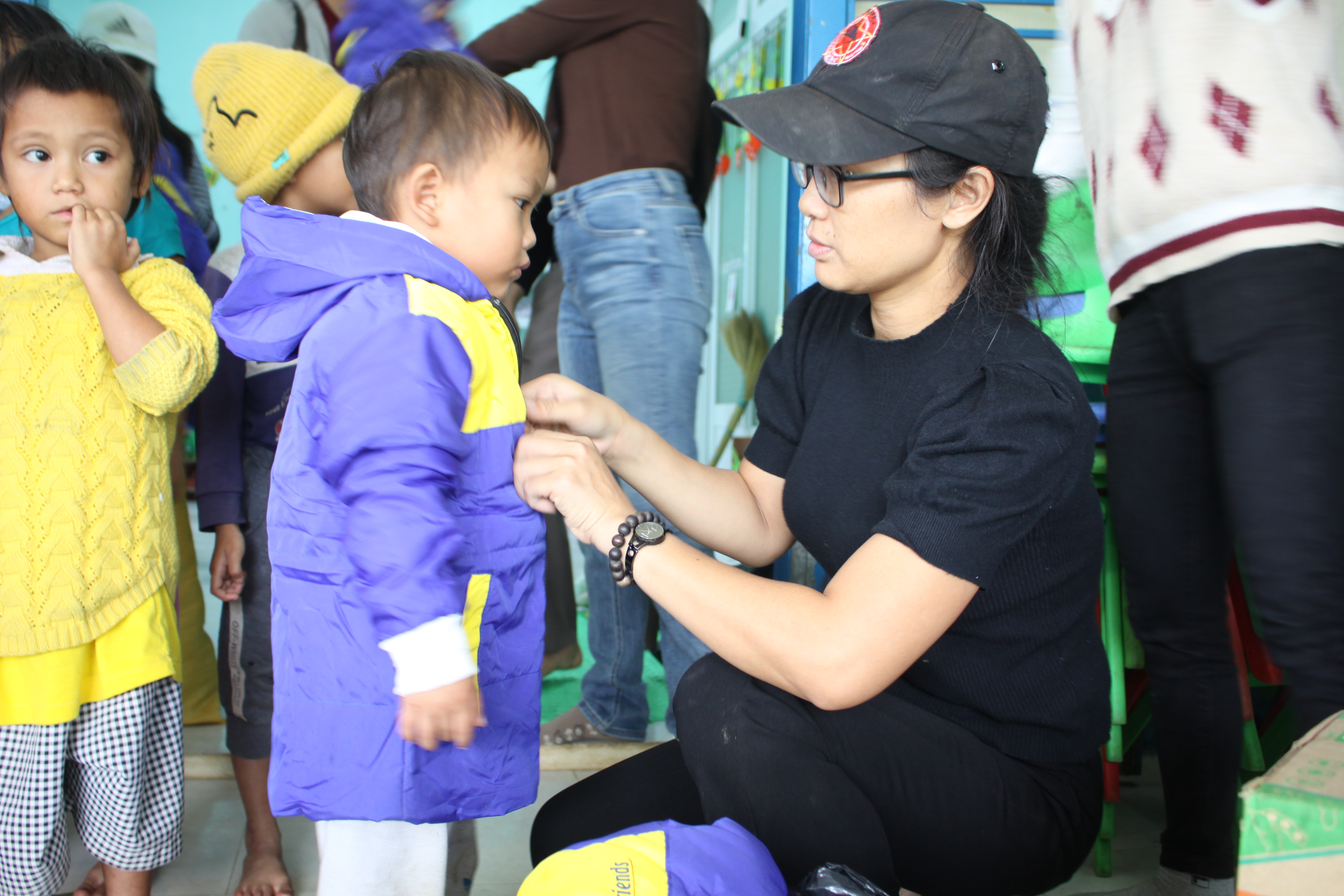 Những trẻ em có áo ấm mới khi đến trường trong mùa đông lạnh. Ảnh: NGUYỄN TRANG Những trẻ em có áo ấm mới khi đến trường trong mùa đông lạnh. Ảnh: NGUYỄN TRANG