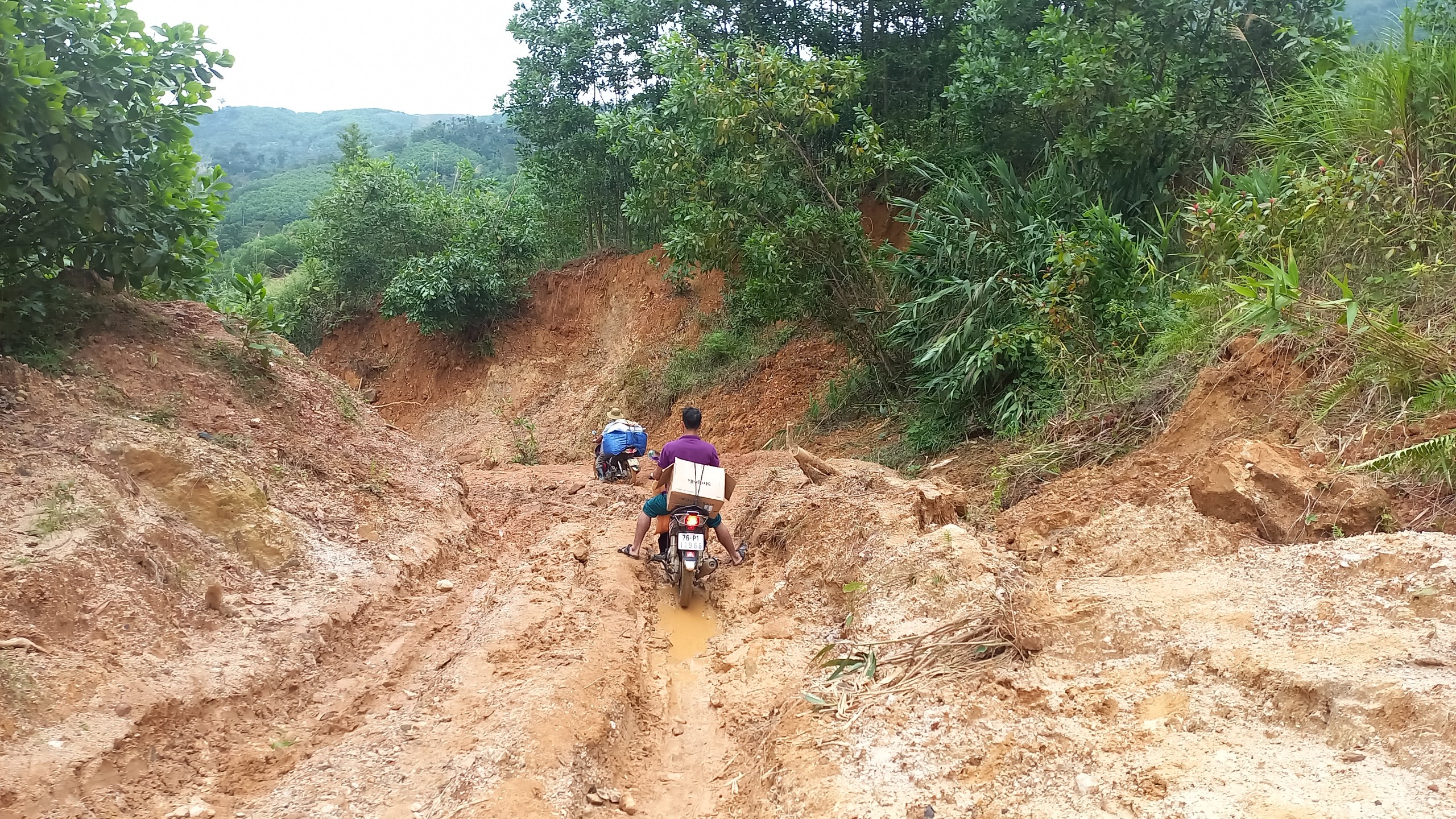 Những con đường vào tổ 2, thôn Cà Đam, xã Hương Trà, sau những trận mưa lũ thêm lầy lội. Ảnh: NGUYỄN TRANG Những con đường vào tổ 2, thôn Cà Đam, xã Hương Trà, sau những trận mưa lũ thêm lầy lội. Ảnh: NGUYỄN TRANG