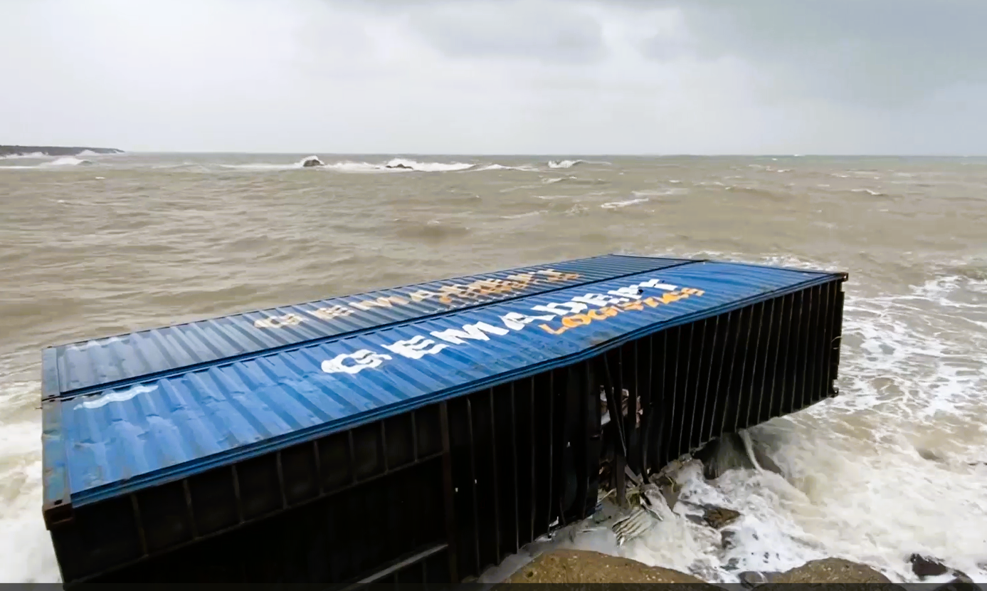 Container có thiết bị điện lạnh trôi vào bờ biển Dung Quất (Quảng Ngãi) Container có thiết bị điện lạnh trôi vào bờ biển Dung Quất (Quảng Ngãi)