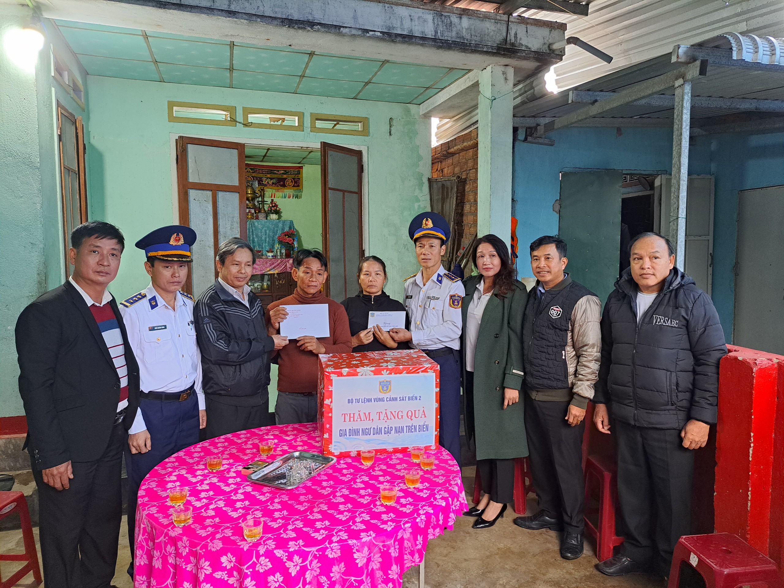 Bộ Tư lệnh Vùng Cảnh sát biển 2 hỗ trợ cho ngư dân gặp nạn trên biển