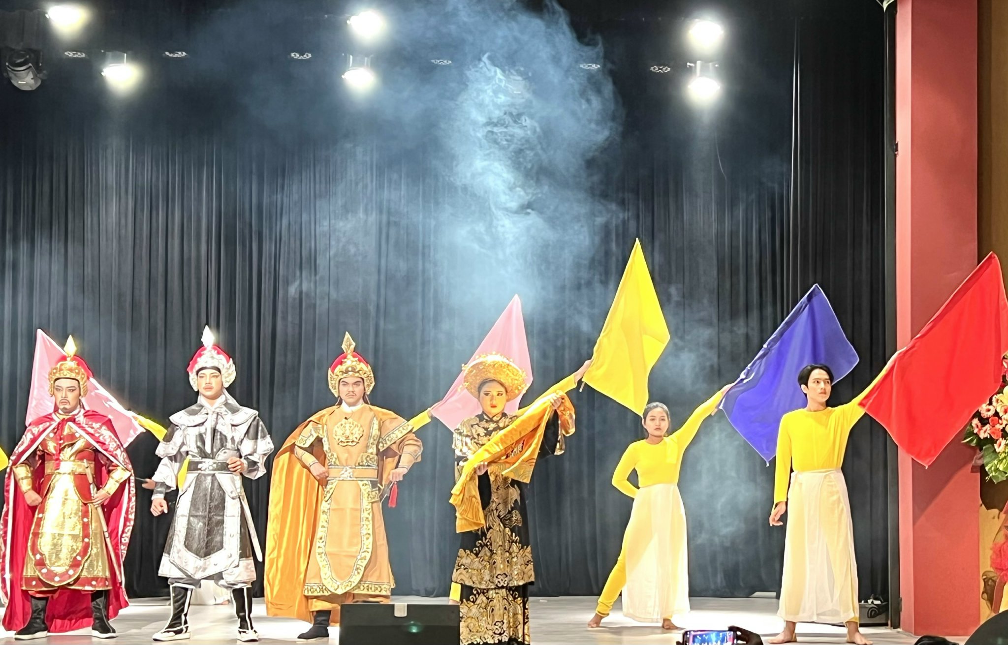 Các diễn viên trẻ biểu diễn tiết mục chào mừng trong lễ khai trương sân khấu mới của NS Minh Nhí. Ảnh: THUÝ BÌNH