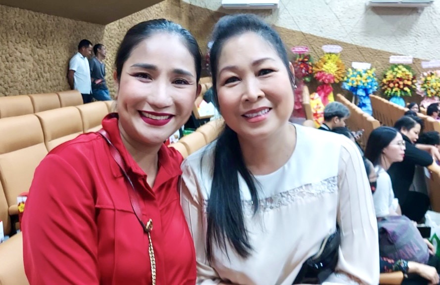 NSND Hồng Vân và diễn viên Cát Tường đến chung vui với niềm hạnh phúc của NS Minh Nhí. Ảnh: THUÝ BÌNH