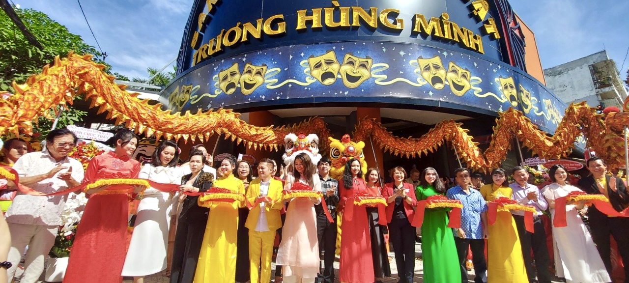 Các đai biểu cắt băng khai trương sân khấu Trương Hùng Minh. Ảnh: THUÝ BÌNH