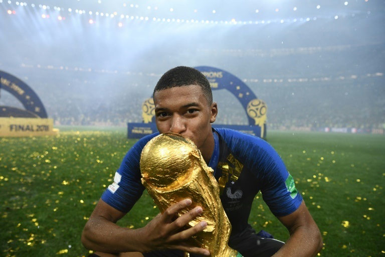 Kylian Mbappe chiếc Cúp thế giới 2018