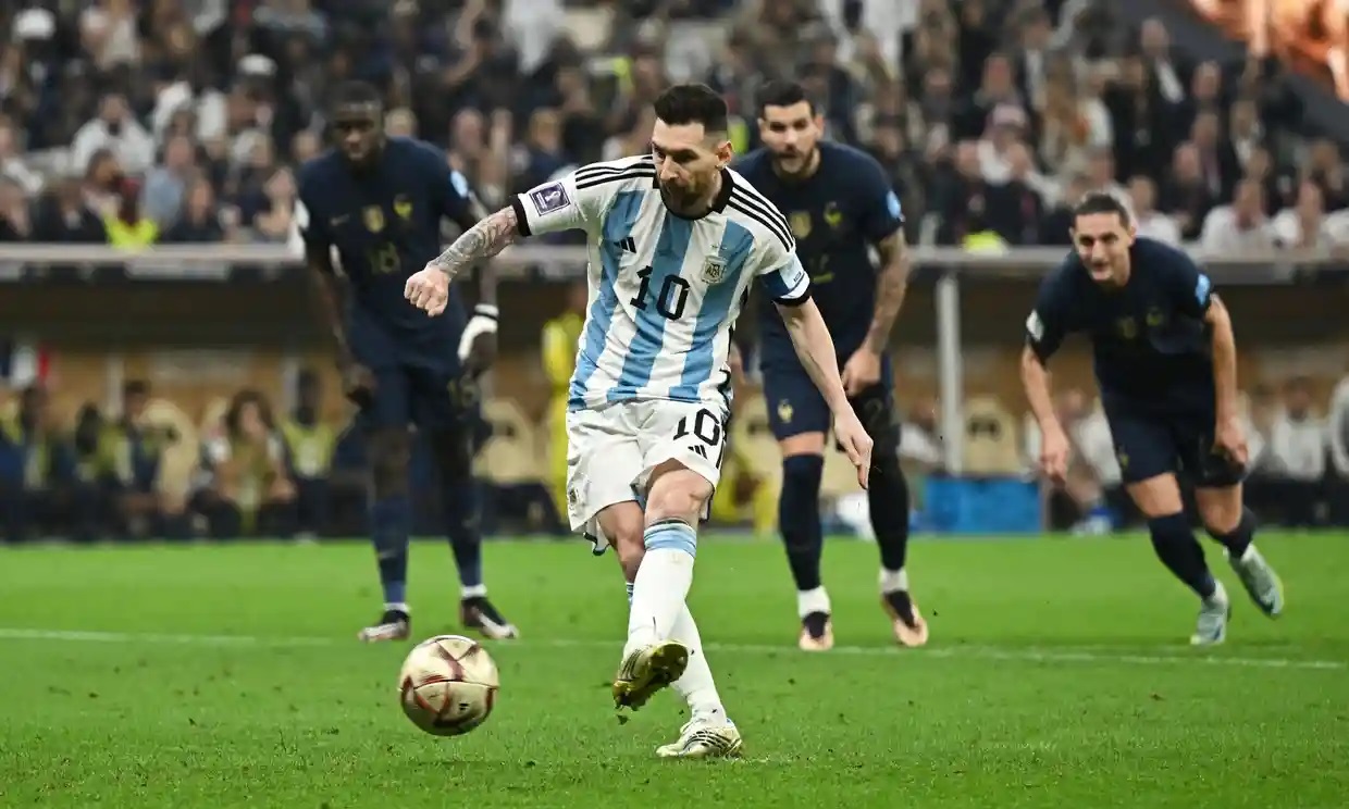 Messi sút hạ thủ thành Hugo Lloris trên chấm 11m Messi sút hạ thủ thành Hugo Lloris trên chấm 11m