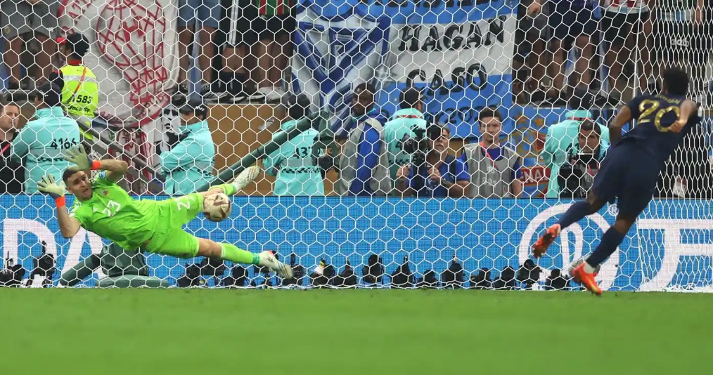 Emi Martinez đỡ được quả luân lưu của Kingsley Coman Emi Martinez đỡ được quả luân lưu của Kingsley Coman