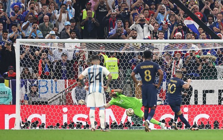 Mbappe gỡ 1-2 trên chấm 11m Mbappe gỡ 1-2 trên chấm 11m