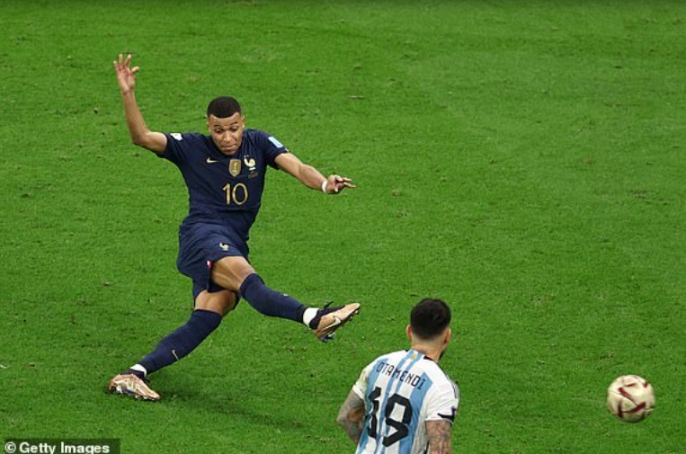 và gỡ hòa 2-2 bằng cú vô lê đẹp mắt và gỡ hòa 2-2 bằng cú vô lê đẹp mắt