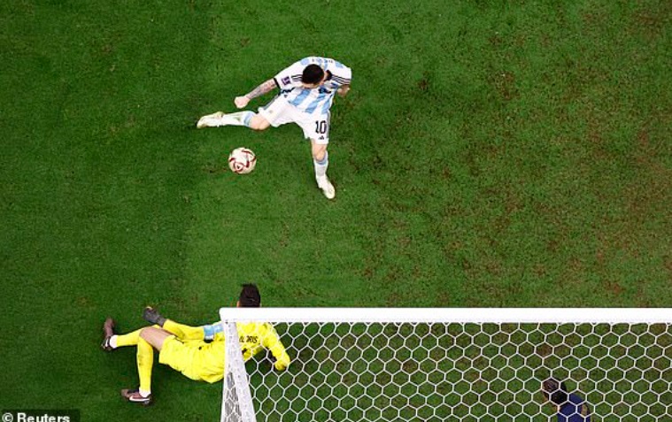 Messi sút bồi. đưa bóng qua vạch cầu môn Messi sút bồi. đưa bóng qua vạch cầu môn