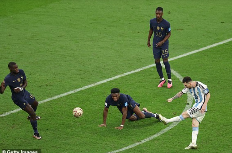 Leo Messi tung cíu sút cực mạnh Leo Messi tung cíu sút cực mạnh