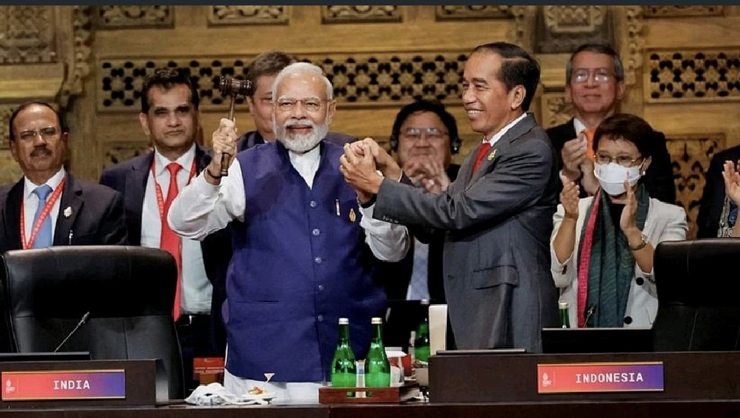 Thủ tướng Ấn Độ Narendra Modi (bên trái) nhận chuyển giao chức Chủ tịch G20 từ Tổng thống Indonesia Joko Widodo