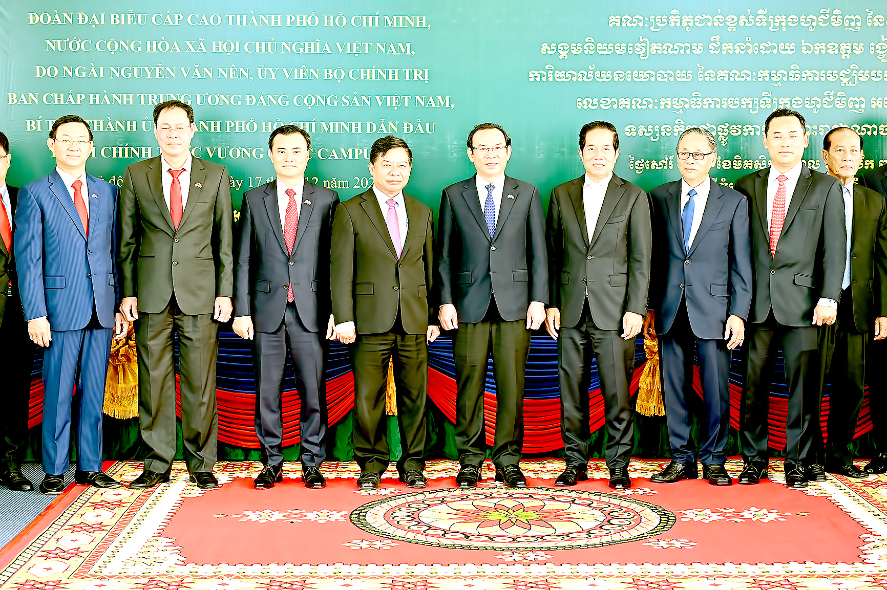 Đoàn đại biểu cấp cao TPHCM thăm và làm việc tại Vương quốc Campuchia. Ảnh: VĂN MINH