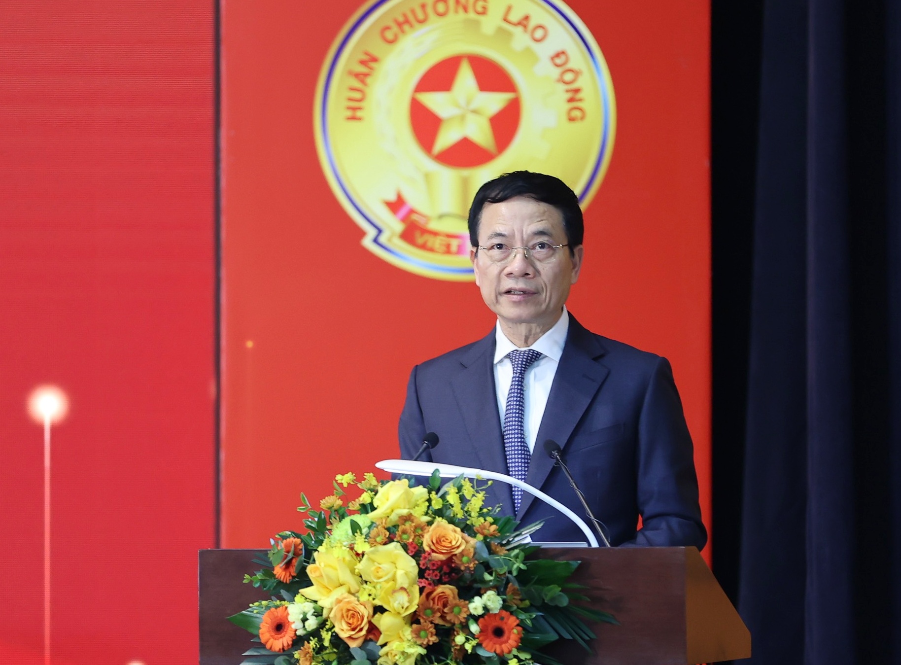 Bộ trưởng Bộ TT-TT Nguyễn Mạnh Hùng phát biểu tại hội nghị. Ảnh: VIẾT CHUNG Bộ trưởng Bộ TT-TT Nguyễn Mạnh Hùng phát biểu tại hội nghị. Ảnh: VIẾT CHUNG