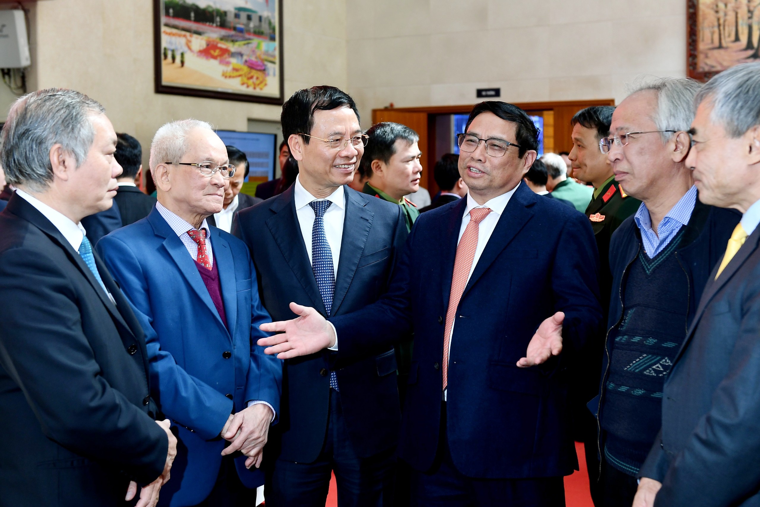 Thủ tướng Phạm Minh Chính trao đổi cùng các đại biểu tham dự hội nghị. Ảnh: VIẾT CHUNG Thủ tướng Phạm Minh Chính trao đổi cùng các đại biểu tham dự hội nghị. Ảnh: VIẾT CHUNG