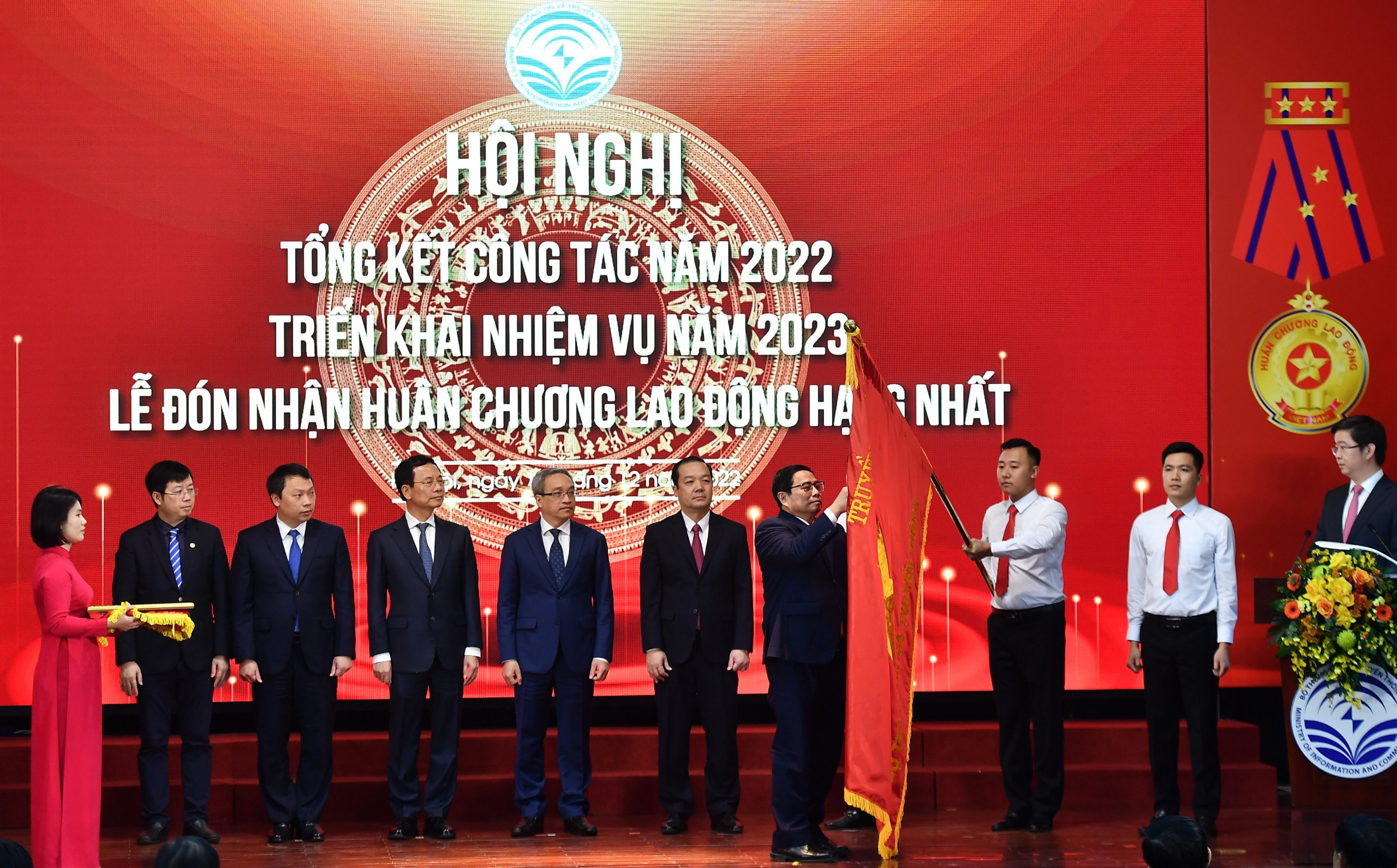 Thủ tướng Phạm Minh Chính gắn Huân chương Lao động hạng Nhất lên cờ truyền thống Bộ TT-TT tại sự kiện. Ảnh VIẾT CHUNG Thủ tướng Phạm Minh Chính gắn Huân chương Lao động hạng Nhất lên cờ truyền thống Bộ TT-TT tại sự kiện. Ảnh VIẾT CHUNG