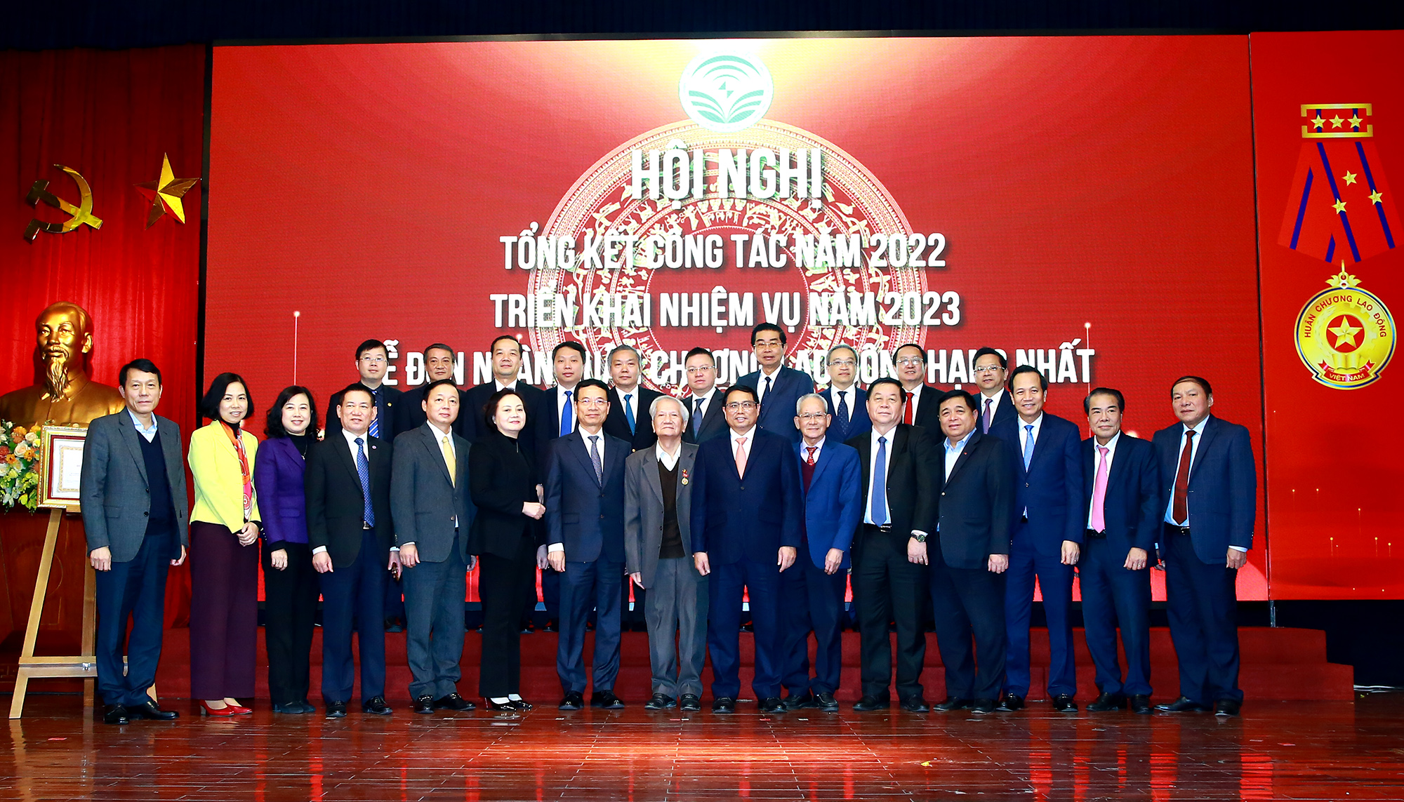 Thủ tướng Phạm Minh Chính cùng lãnh đạo Bộ TT-TT và các đại biểu dự hội nghị. Ảnh VIẾT CHUNG Thủ tướng Phạm Minh Chính cùng lãnh đạo Bộ TT-TT và các đại biểu dự hội nghị. Ảnh VIẾT CHUNG