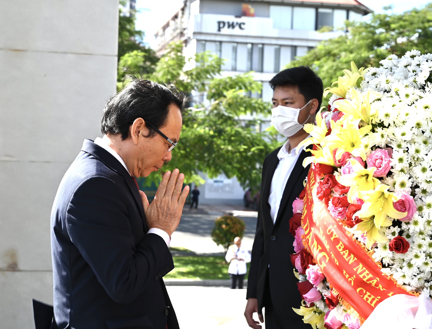 Bí thư Thành ủy TPHCM Nguyễn Văn Nên cùng Đoàn đại biểu cấp cao TPHCM dâng hoa tại Tượng đài cố Quốc vương Norodom Sihanouk. Ảnh: VĂN MINH Bí thư Thành ủy TPHCM Nguyễn Văn Nên cùng Đoàn đại biểu cấp cao TPHCM dâng hoa tại Tượng đài cố Quốc vương Norodom Sihanouk. Ảnh: VĂN MINH