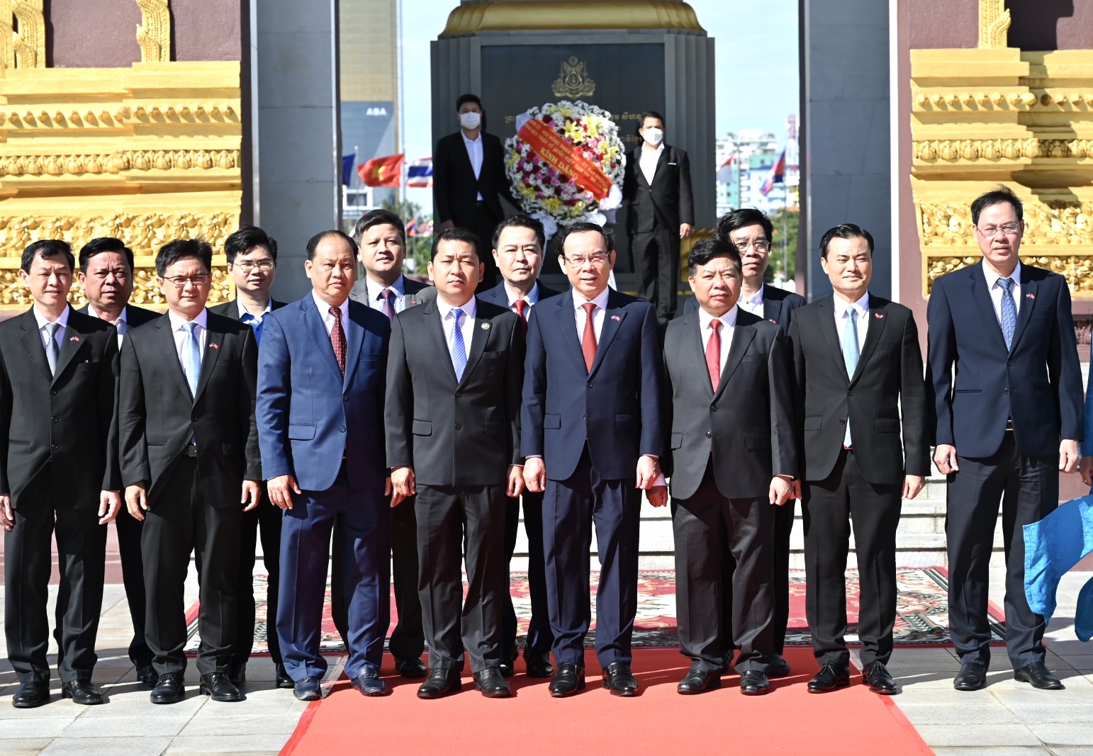 Đoàn đại biểu cấp cao TPHCM đến dâng hoa tại Tượng đài cố Quốc vương Norodom Sihanouk. Ảnh: VĂN MINH Đoàn đại biểu cấp cao TPHCM đến dâng hoa tại Tượng đài cố Quốc vương Norodom Sihanouk. Ảnh: VĂN MINH