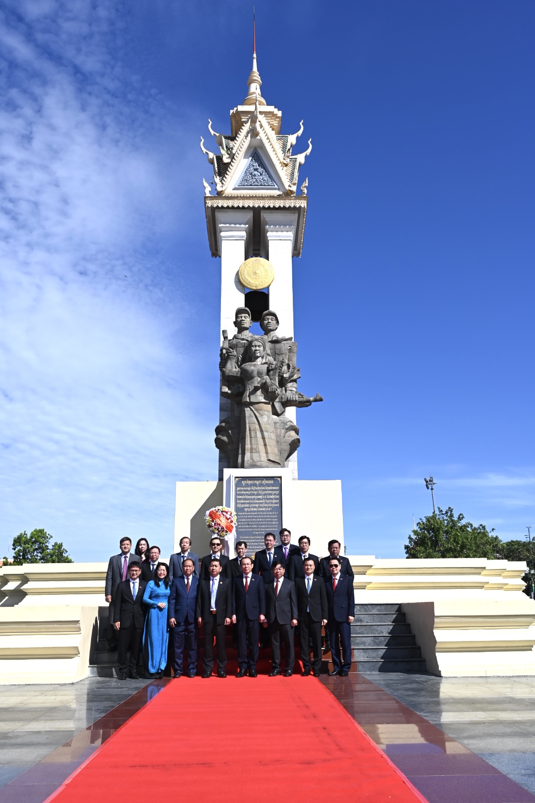 Đoàn đại biểu cấp cao TPHCM đến dâng hoa, tưởng nhớ các anh hùng liệt sĩ quân tình nguyện Việt Nam. Ảnh: VĂN MINH Đoàn đại biểu cấp cao TPHCM đến dâng hoa, tưởng nhớ các anh hùng liệt sĩ quân tình nguyện Việt Nam. Ảnh: VĂN MINH