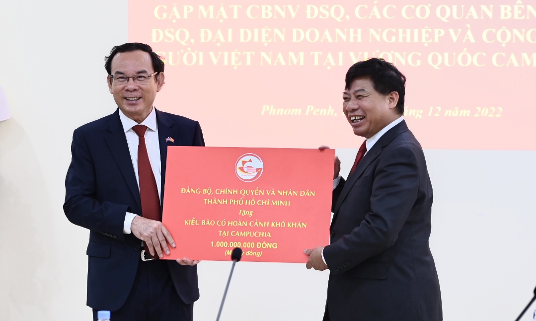 Đảng bộ, Chính quyền và nhân dân TPHCM gửi tặng kinh phí 1 tỷ đồng đến bà con người Việt Nam tại Campuchia có hoàn cảnh khó khăn. Ảnh: VĂN MINH Đảng bộ, Chính quyền và nhân dân TPHCM gửi tặng kinh phí 1 tỷ đồng đến bà con người Việt Nam tại Campuchia có hoàn cảnh khó khăn. Ảnh: VĂN MINH