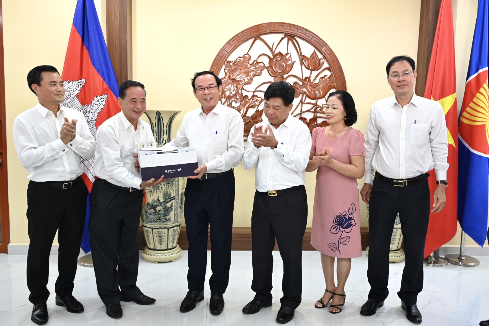 Bí thư Thành ủy TPHCM Nguyễn Văn Nên tặng quà đến Hội Khmer - Việt Nam tại Campuchia. Ảnh: VĂN MINH Bí thư Thành ủy TPHCM Nguyễn Văn Nên tặng quà đến Hội Khmer - Việt Nam tại Campuchia. Ảnh: VĂN MINH