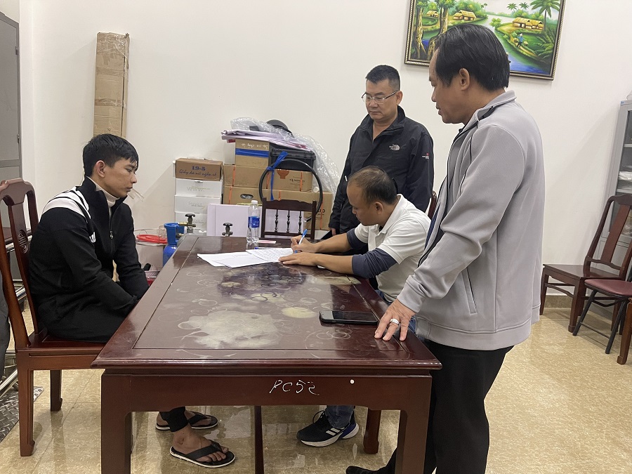 Công an đang đấu tranh với các đối tượng