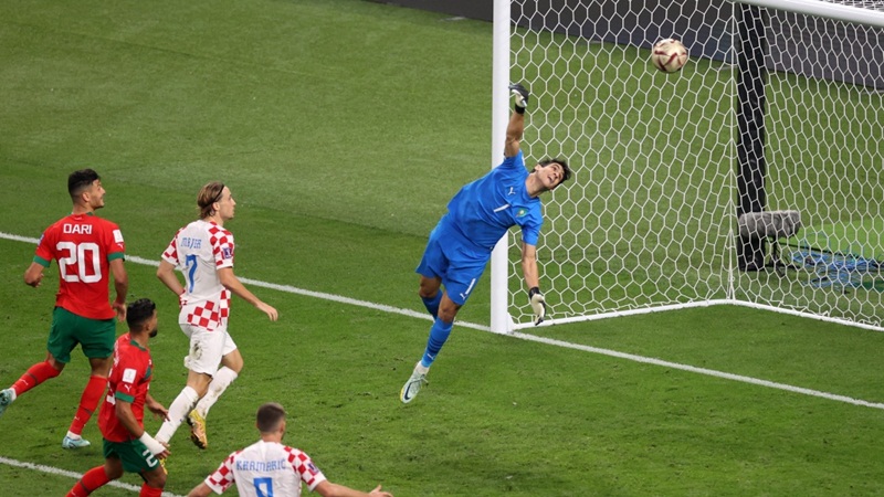 Thủ thành Yassine Bounou bay người bất lực trước cú đặt lòng tinh tế của Mislav Orsic.