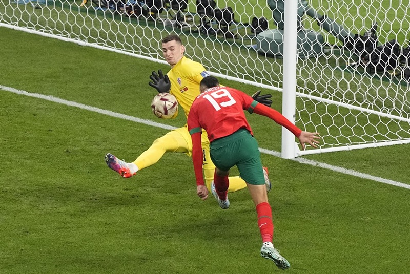 Youssef En-Nesyri không thể thắng thủ thành Dominik Livakovic sau pha cứu thua xuất sắc.