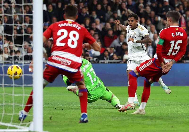 Rodrigo ghi bàn trong trận thứ 5 liên tiếp giúp Real Madrid thắng dễ dàng 2-0 trước Granada. granada-3100.jpg