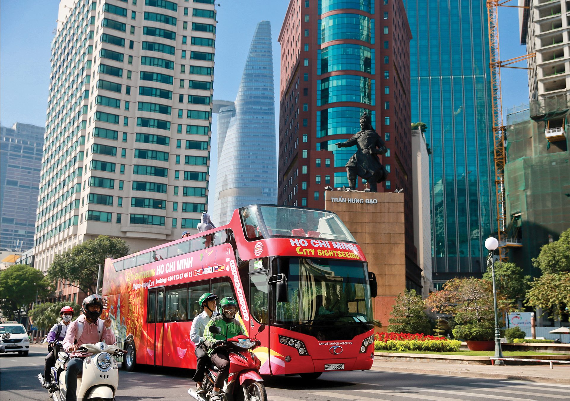 Trải nghiệm 'buýt mui trần' tại TPHCM ảnh 6