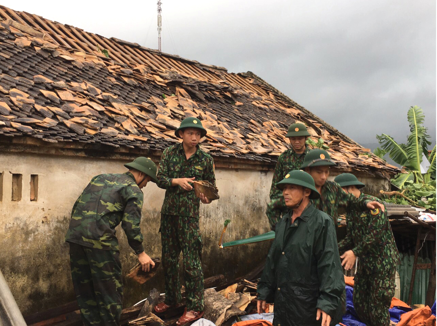 Bão số 5 đổ bộ miền Trung gây lốc xoáy, mưa lớn và ngập úng ảnh 11