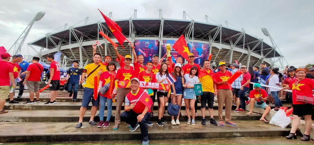 CĐV thổi bùng bầu không khí cuồng nhiệt trước trận Thái Lan - Việt Nam ảnh 1 CĐV thổi bùng bầu không khí cuồng nhiệt trước trận Thái Lan - Việt Nam ảnh 1