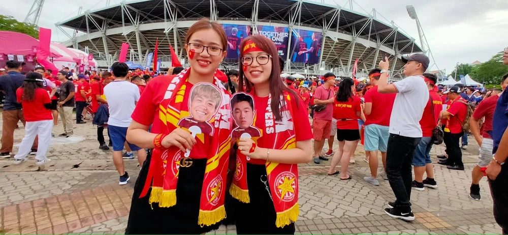 CĐV thổi bùng bầu không khí cuồng nhiệt trước trận Thái Lan - Việt Nam ảnh 8 CĐV thổi bùng bầu không khí cuồng nhiệt trước trận Thái Lan - Việt Nam ảnh 8