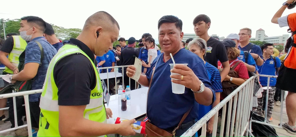 CĐV thổi bùng bầu không khí cuồng nhiệt trước trận Thái Lan - Việt Nam ảnh 6 CĐV thổi bùng bầu không khí cuồng nhiệt trước trận Thái Lan - Việt Nam ảnh 6