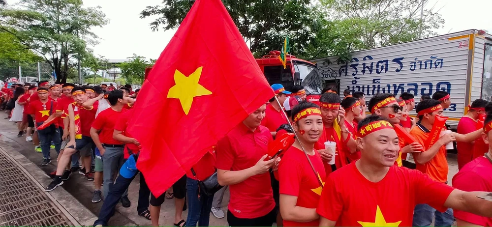 CĐV thổi bùng bầu không khí cuồng nhiệt trước trận Thái Lan - Việt Nam ảnh 2 CĐV thổi bùng bầu không khí cuồng nhiệt trước trận Thái Lan - Việt Nam ảnh 2