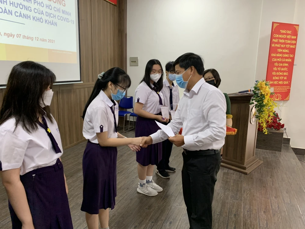 Ông Lê Văn Minh, Chủ tịch Công đoàn EVNHCMC trao học bổng cho 6 em học sinh trường THPT Nguyễn Thị Minh Khai có hoàn cảnh đặc biệt vì dịch Covid-19