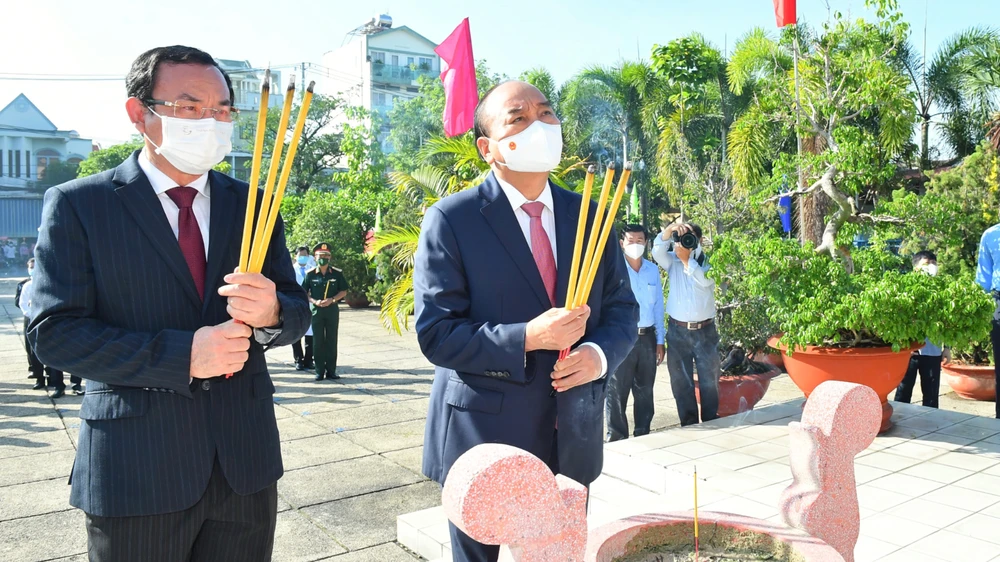 Chủ tịch nước Nguyễn Xuân Phúc dâng hoa, dâng hương tại các di tích lịch sử ở huyện Hóc Môn - TPHCM ảnh 1 Chủ tịch nước Nguyễn Xuân Phúc dâng hoa, dâng hương tại các di tích lịch sử ở huyện Hóc Môn - TPHCM ảnh 1