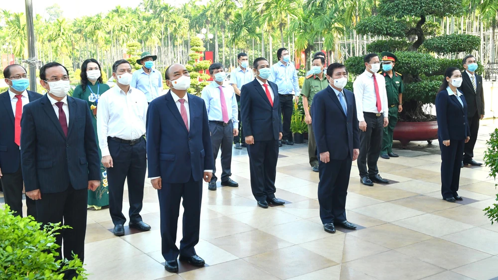 Chủ tịch nước Nguyễn Xuân Phúc dâng hoa, dâng hương tại các di tích lịch sử ở huyện Hóc Môn - TPHCM ảnh 3 Chủ tịch nước Nguyễn Xuân Phúc dâng hoa, dâng hương tại các di tích lịch sử ở huyện Hóc Môn - TPHCM ảnh 3