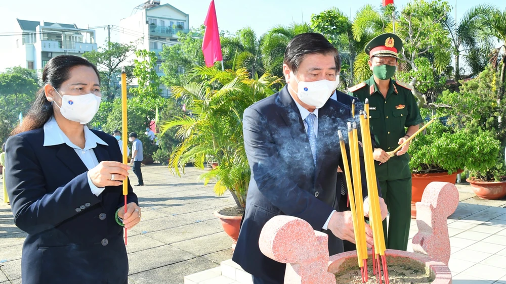 Chủ tịch nước Nguyễn Xuân Phúc dâng hoa, dâng hương tại các di tích lịch sử ở huyện Hóc Môn - TPHCM ảnh 2 Chủ tịch nước Nguyễn Xuân Phúc dâng hoa, dâng hương tại các di tích lịch sử ở huyện Hóc Môn - TPHCM ảnh 2