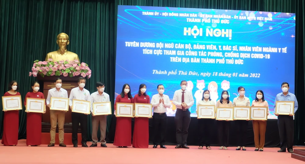TP Thủ Đức tuyên dương 195 tập thể, cá nhân điển hình tham gia tuyến đầu chống dịch ảnh 2 TP Thủ Đức tuyên dương 195 tập thể, cá nhân điển hình tham gia tuyến đầu chống dịch ảnh 2