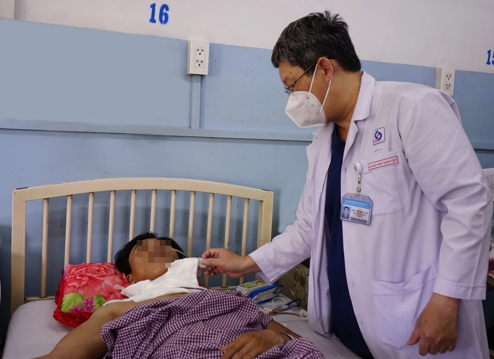 Cứu sống kịp thời công nhân bị thanh sắt đâm xuyên cổ ảnh 2 Cứu sống kịp thời công nhân bị thanh sắt đâm xuyên cổ ảnh 2