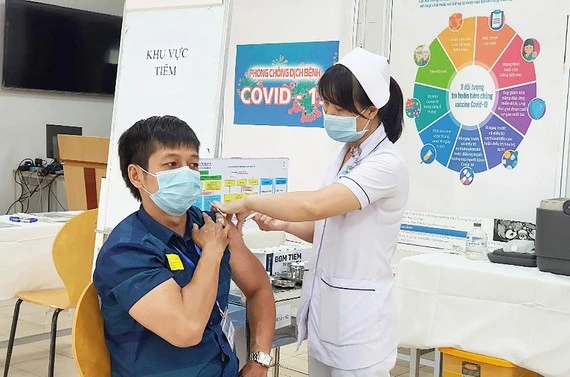 Nhân viên Trung tâm Kiểm soát bệnh tật TPHCM được tiêm vaccine Covid-19