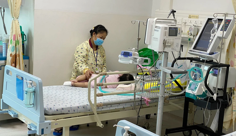 Chủ tịch nước Nguyễn Xuân Phúc thăm, làm việc tại Bệnh viện Nhi đồng Thành phố ảnh 2 Chủ tịch nước Nguyễn Xuân Phúc thăm, làm việc tại Bệnh viện Nhi đồng Thành phố ảnh 2