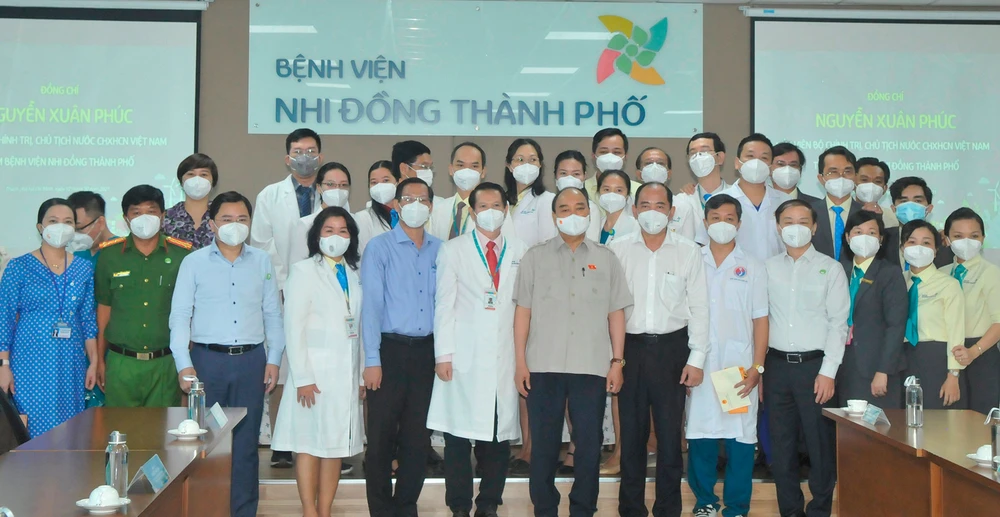 Chủ tịch nước Nguyễn Xuân Phúc thăm, làm việc tại Bệnh viện Nhi đồng Thành phố ảnh 3 Chủ tịch nước Nguyễn Xuân Phúc thăm, làm việc tại Bệnh viện Nhi đồng Thành phố ảnh 3