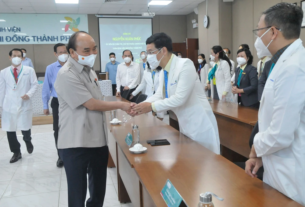 Chủ tịch nước Nguyễn Xuân Phúc thăm, làm việc tại Bệnh viện Nhi đồng Thành phố ảnh 1 Chủ tịch nước Nguyễn Xuân Phúc thăm, làm việc tại Bệnh viện Nhi đồng Thành phố ảnh 1