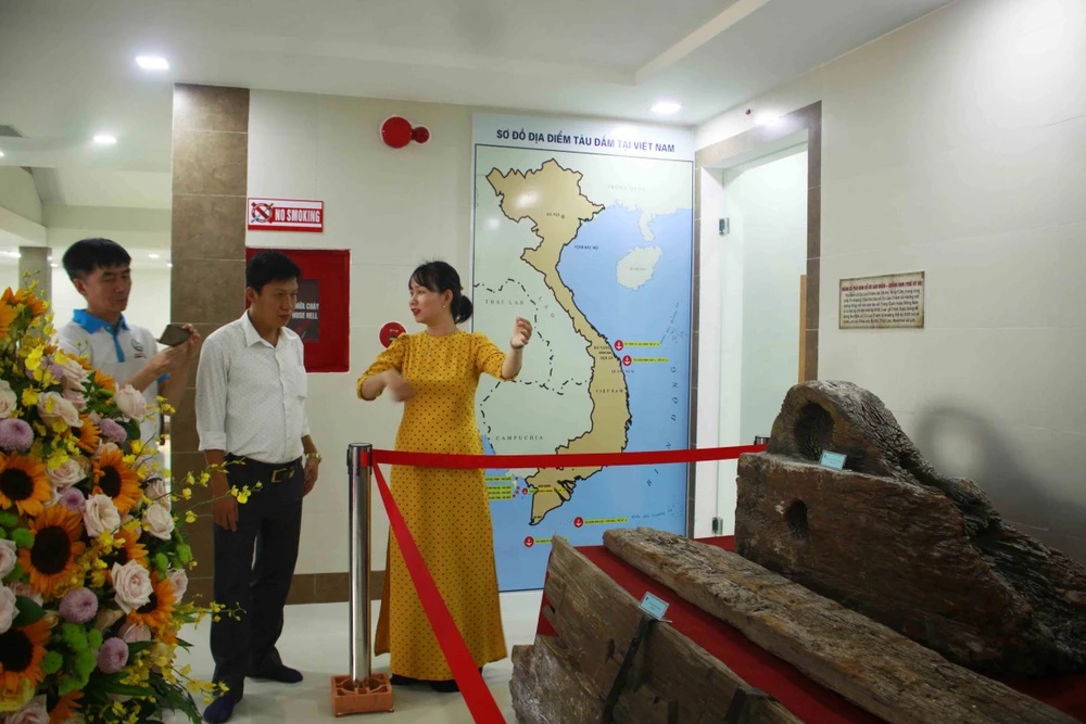 Đoàn chuyên gia tìm hiểu về văn hóa Sa Huỳnh và tàu đắm cổ tại Quảng Ngãi ảnh 7 Đoàn chuyên gia tìm hiểu về văn hóa Sa Huỳnh và tàu đắm cổ tại Quảng Ngãi ảnh 7