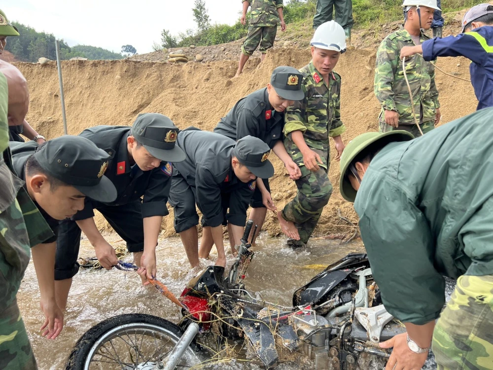 Tìm thấy chiếc xe máy của kỹ sư mất tích trong vụ sạt lở thủy điện Kà Tinh ảnh 2 Tìm thấy chiếc xe máy của kỹ sư mất tích trong vụ sạt lở thủy điện Kà Tinh ảnh 2