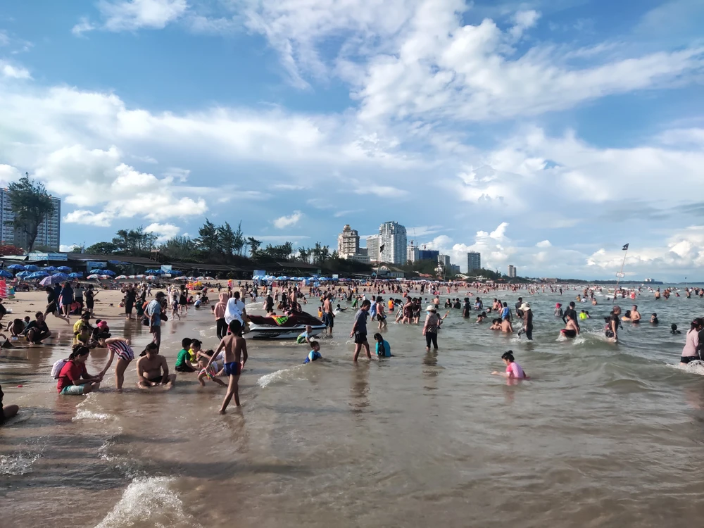 Du khách đổ về Nha Trang, đội mưa đi chơi ở Đà Lạt trong ngày đầu nghỉ lễ ảnh 12 Du khách đổ về Nha Trang, đội mưa đi chơi ở Đà Lạt trong ngày đầu nghỉ lễ ảnh 12